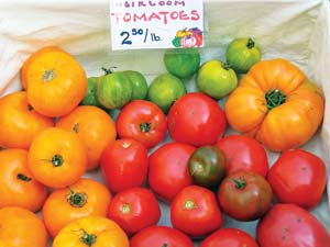 Heirloom tomatoes for sale at a farmers market.